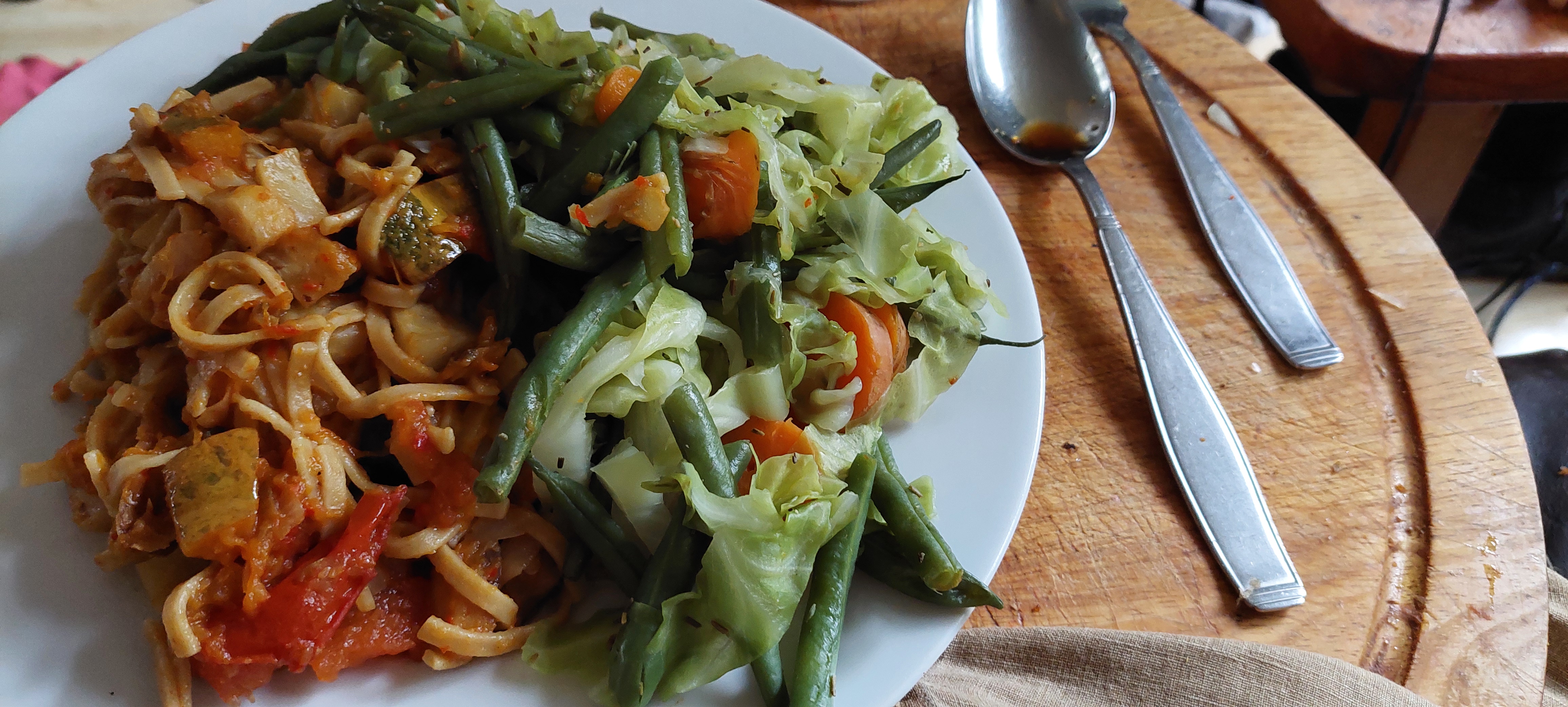Una pasta fatta in casa servita con un contorno di verdure bollite o al vapore